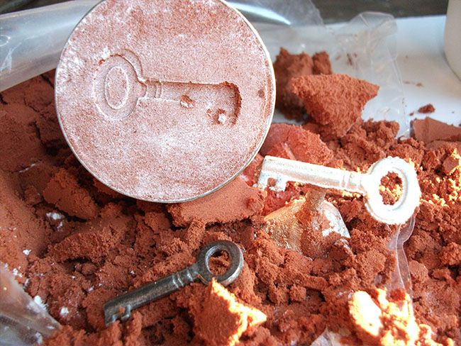 delft-clay-casting-of-a-key-with-mold